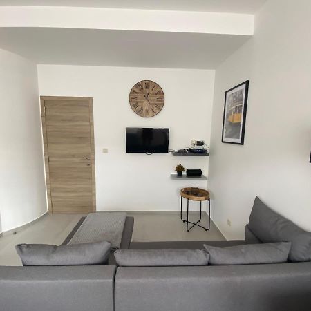 1-C Superbe Appartement Tres Calme Et Bien Decore Charleroi Bagian luar foto